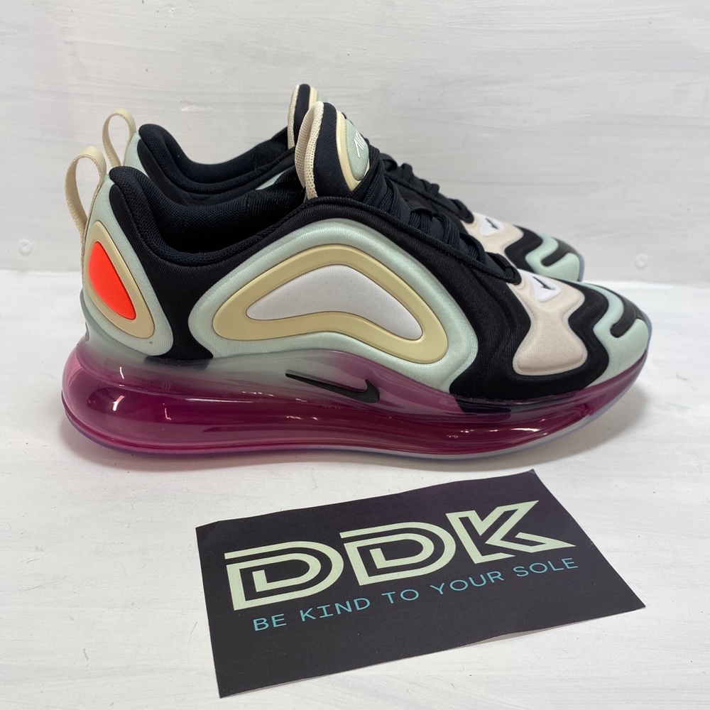 NEW Nike Women's Air Max 720 Women's size 7.